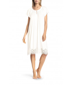 Short-sleeved frilly nightdress with lace
