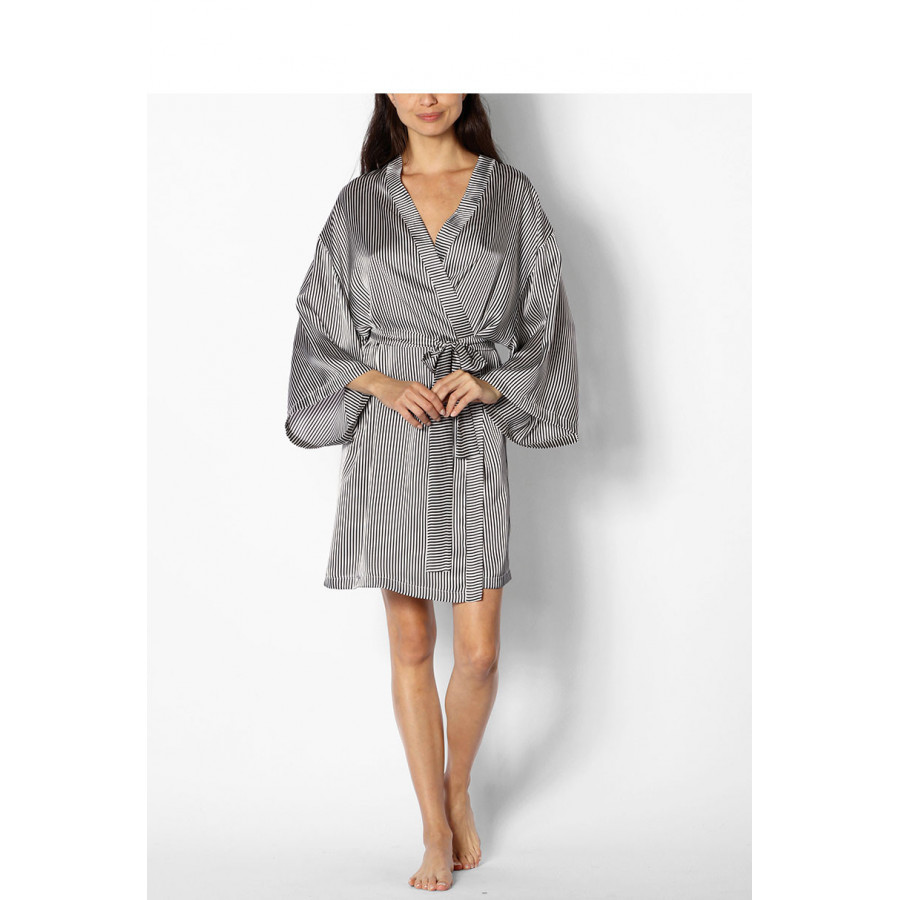 Long-sleeved, knee-length kimono-style dressing gown 
