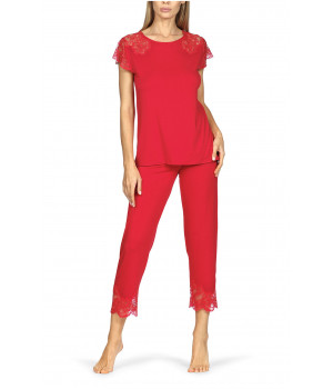  Pyjama bestehend aus einem Oberteil mit kurzen Ärmeln und einer ¾-Hose mit Spitze. Coemi-lingerie