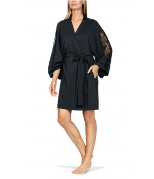 Mid-thigh-length kimono-style robe with lace insert on the sleeves. Coemi-lingerie