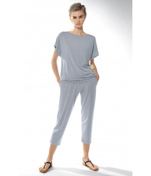 Two-piece pyjamas with short-sleeve top and three-quarter length trousers.