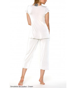 Pyjamas with short-sleeves and three-quarter-length bottoms