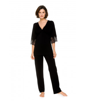 Pyjamas/loungewear outfit consisting of a top with three-quarter-length sleeves and lace, and straight-cut bottoms