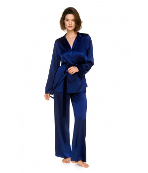 Eleganter zweiteiliger Pyjama aus Seide bestehend aus einem schönen taillierten Hemd-Oberteil und einer geraden, fließenden Hose