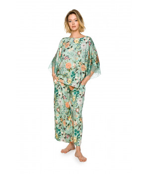 Comfortable, loose-fitting pyjamas/loungewear outfit in spring-like printed viscose