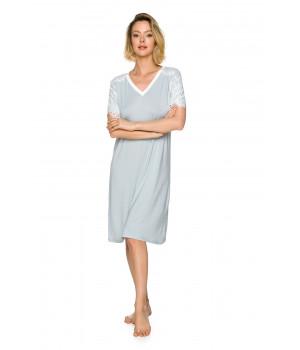 Flowing, mid-length nightdress with short sleeves lined with lace and a V-neck