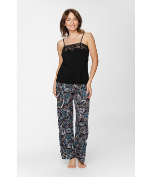 Pyjamas with a black cameo top and loose-fitting bottoms in viscose with a paisley print