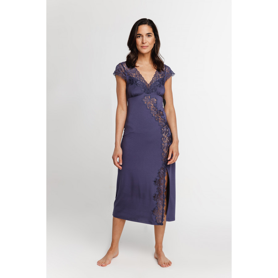 Ultra-glamorous, long nightdress in micromodal fabric with short sleeves made of lace