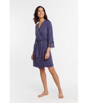 Gorgeous little dressing gown in elegant, loose-fitting, with lace on the three-quarter-length sleeves and at the back