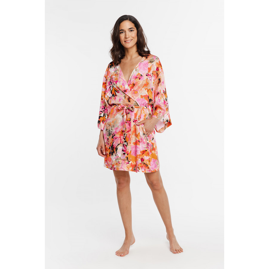 Gorgeous little viscose dressing gown in a colourful floral print with three-quarter-length sleeves and side pockets