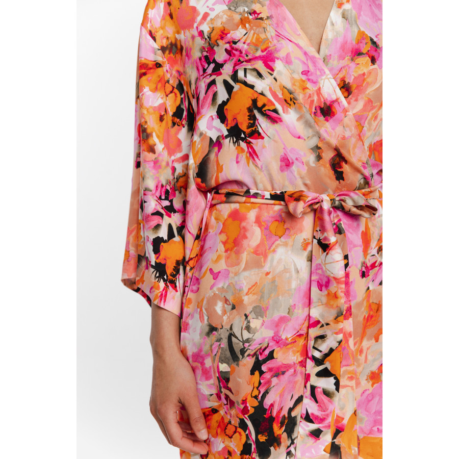 Gorgeous little viscose dressing gown in a colourful floral print with three-quarter-length sleeves and side pockets