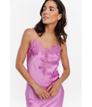 Long nightdress in satin and lace with thin, adjustable criss-cross straps at the back