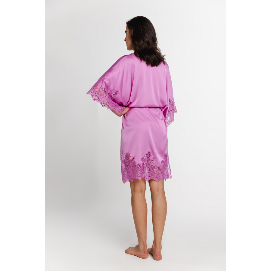 Chemise de nuit tunique ample, ceinturée à la taille et manches amples ¾ satin et dentelle