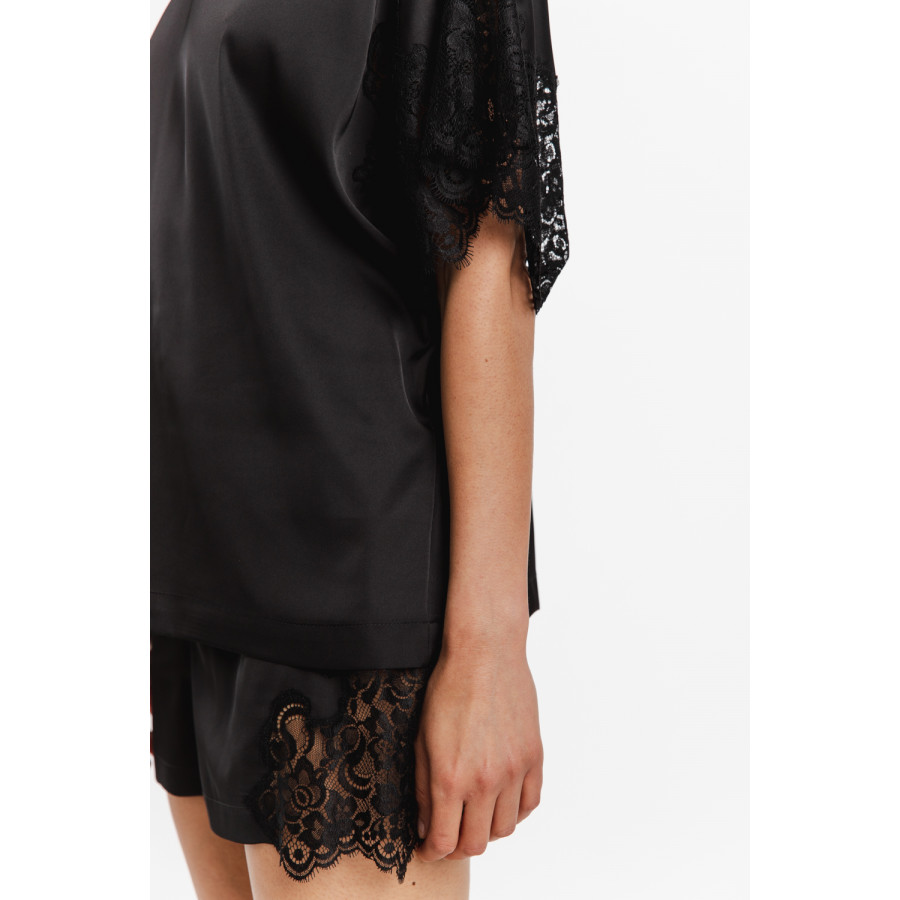 Nightwear outfit with a loose-fitting V-neck T-shirt with lacey sleeves