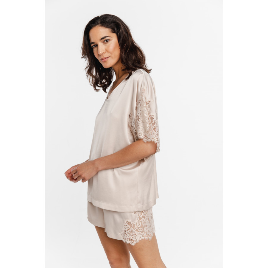 Nightwear outfit with a loose-fitting V-neck T-shirt with lacey sleeves