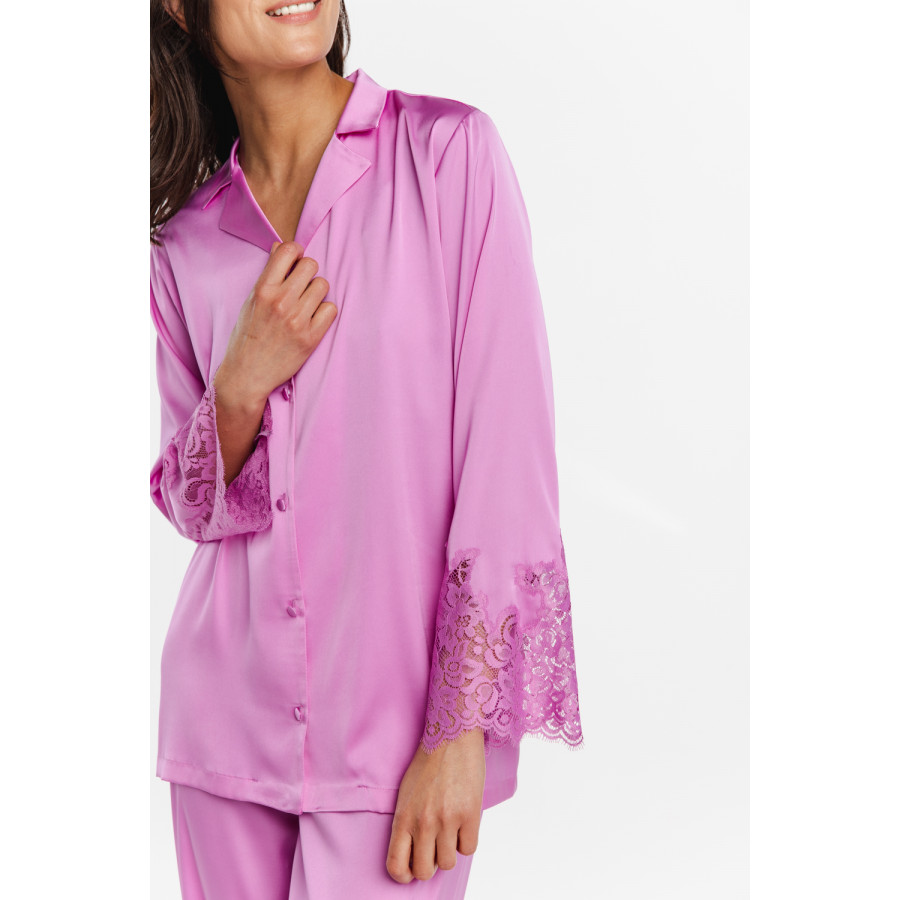 Ensemble pyjama très féminin en satin et dentelle, ample, élégant et confortable