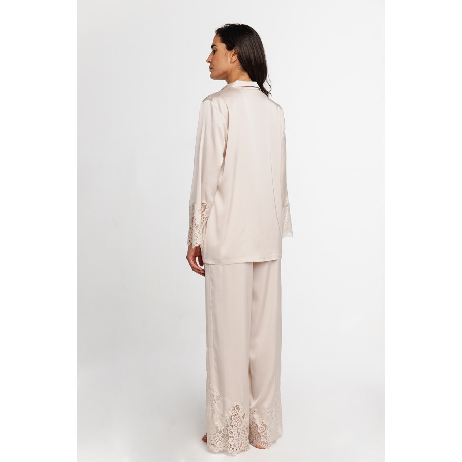 Ultra-feminine, loose-fitting, elegant and comfortable 2-piece pyjamas in satin and lace
