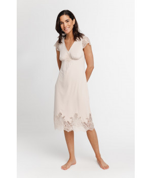 Elegant, flowing and flattering nightdress with short sleeves and lace