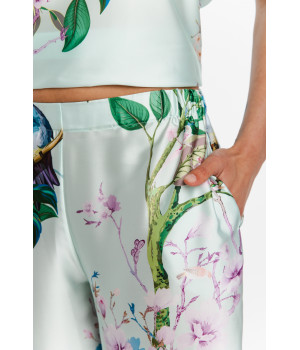 Very loose-fitting satin pyjamas/loungewear outfit with an exotic nature print