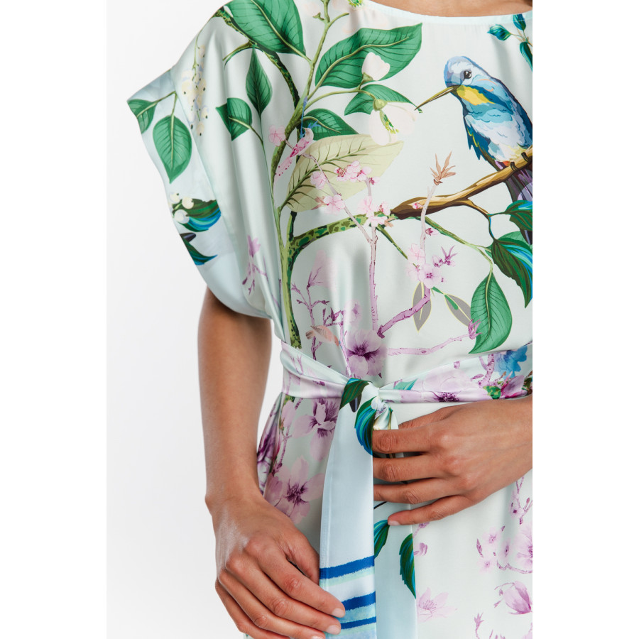 Tunika/Hauskleid aus Satin mit exotischem Print und mit Taillengürtel
