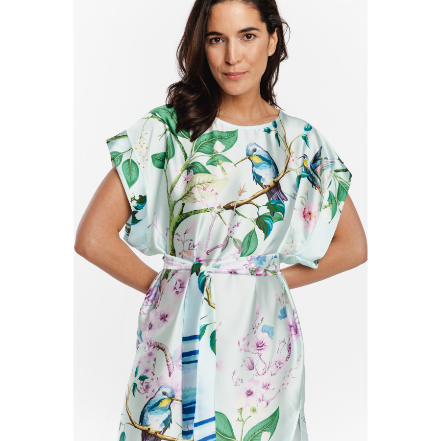Tunika/Hauskleid aus Satin mit exotischem Print und mit Taillengürtel