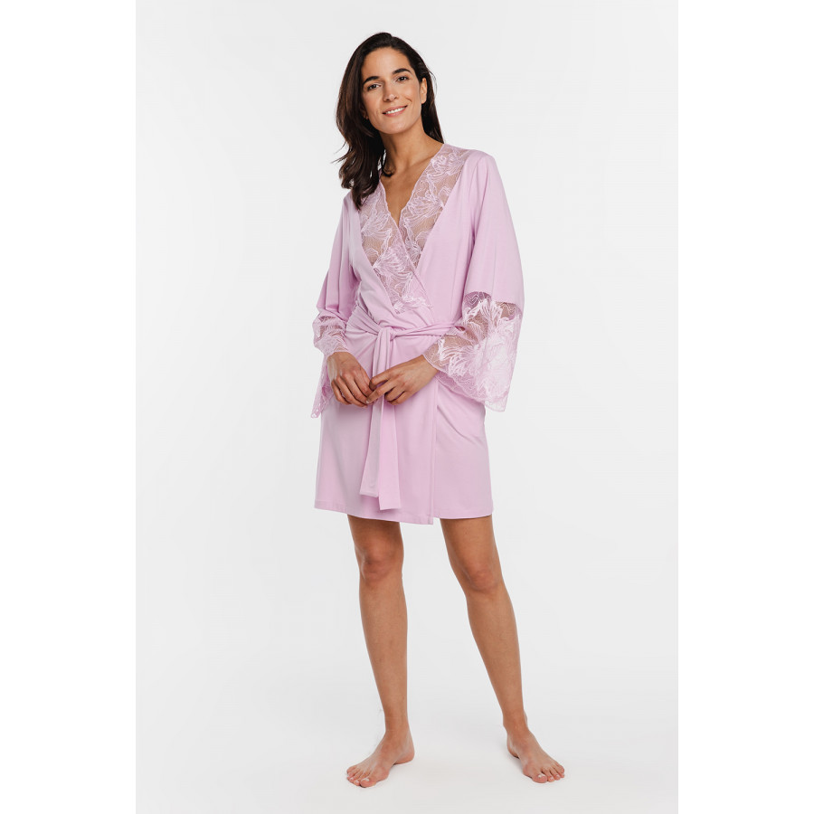 Gorgeous little micromodal dressing gown with V-neckline and sleeves trimmed with lace